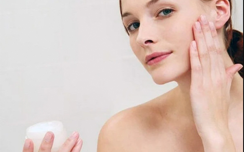 Dưỡng ẩm là một phần thiết yếu trong thói quen chăm sóc da mặt hàng ngày. 