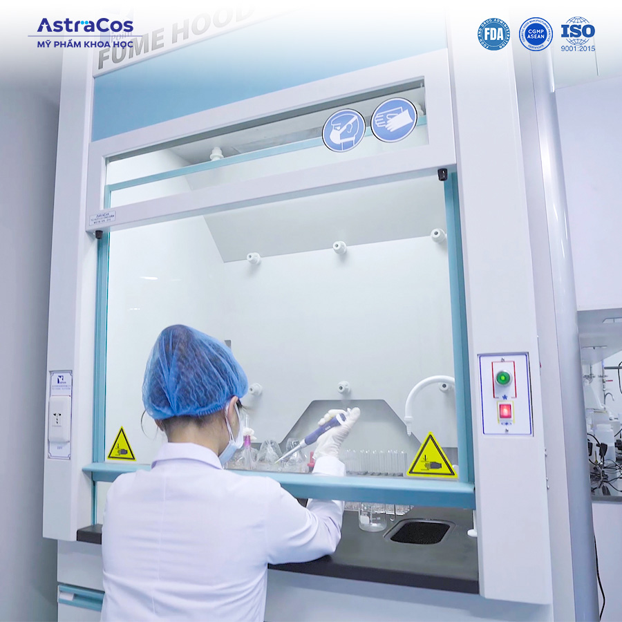Đội ngũ R&D AstraCos nghiên cứu sản phẩm khử mùi cải tiến 2026